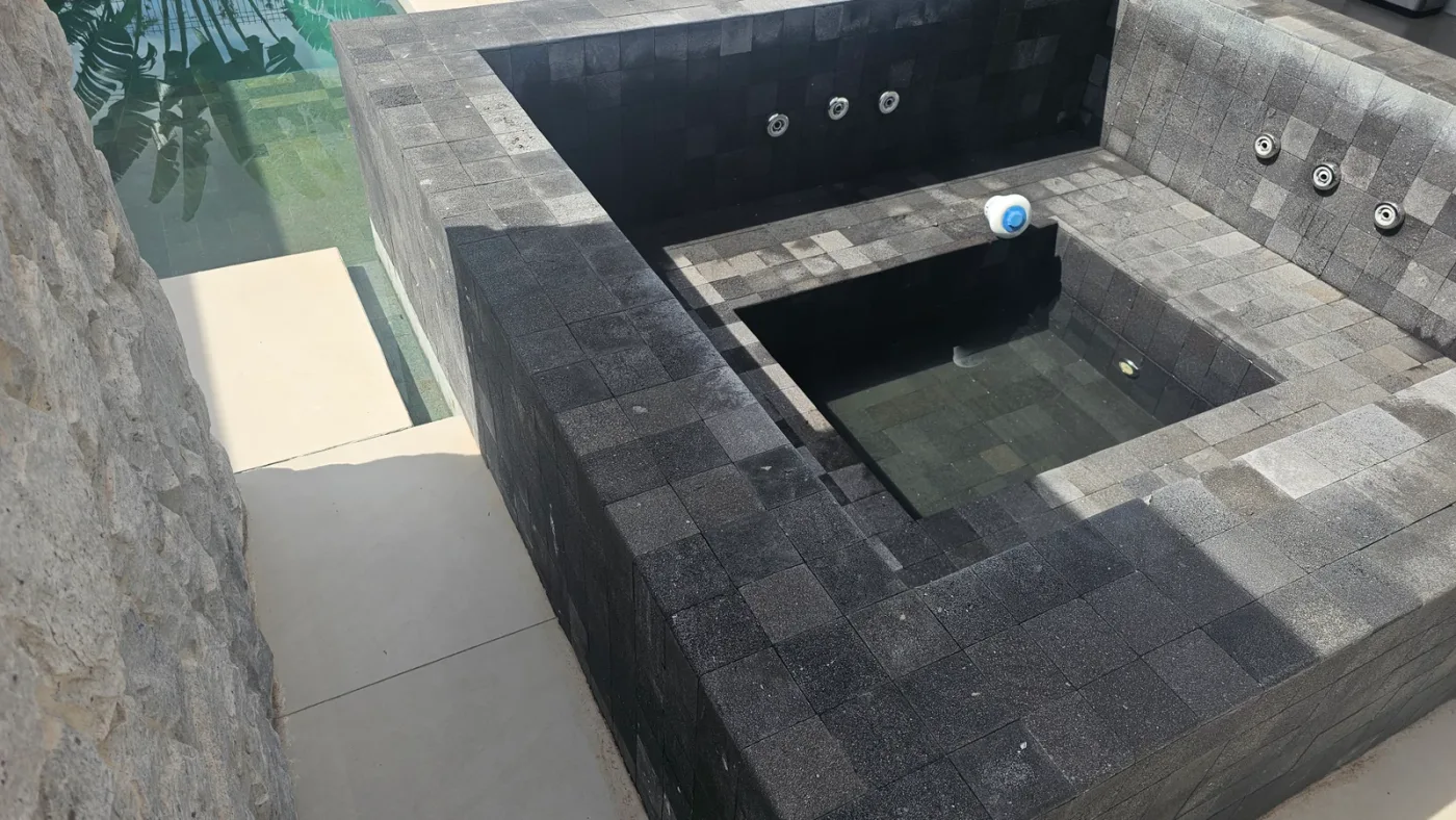 Piscina de condomínio perdendo água: como organizar o diagnóstico e o orçamento